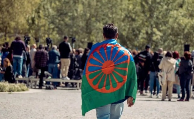 Persona-con-la-bandera-del-pueblo-gitano-a-la-espalda.jpg_1700037269