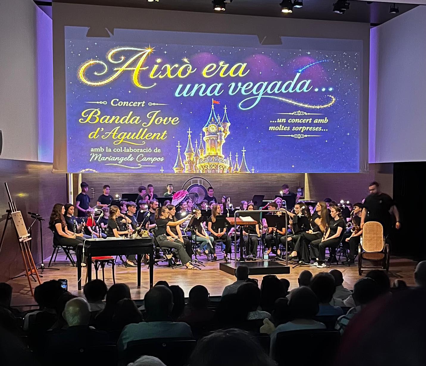 LA BANDA JOVE DE L’AGRUPACIÓ MUSICAL D’AGULLENT ACTUA AQUEST DIVENDRES A DISNEYLAND PARÍS